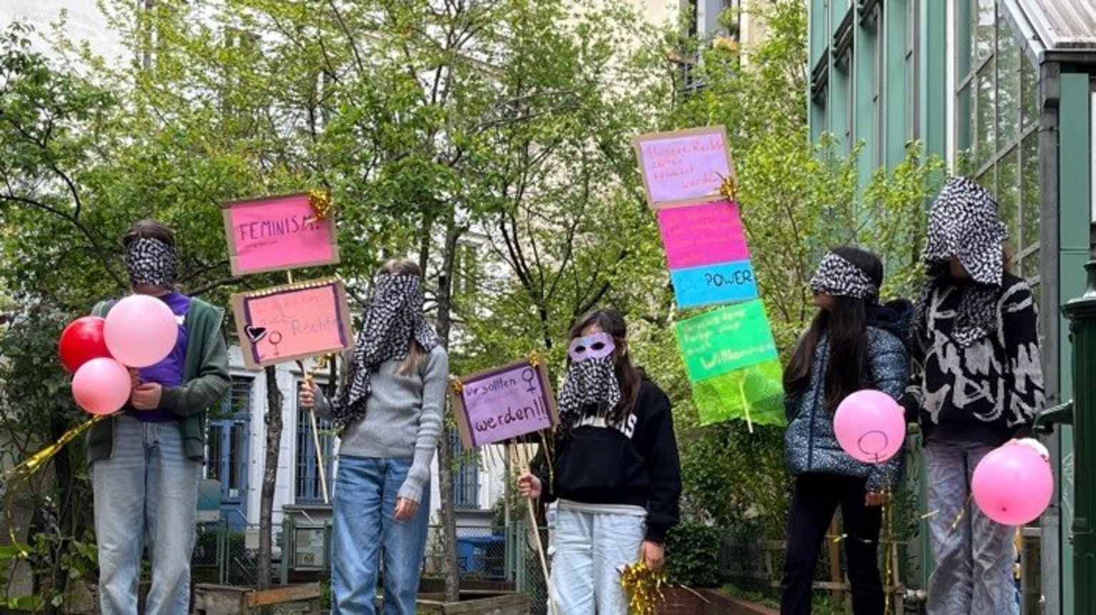 Projekt: Ein gemeinsames Morgen gestalten. Das Bild zeigt Projektteilnehmer:innen mit Masken