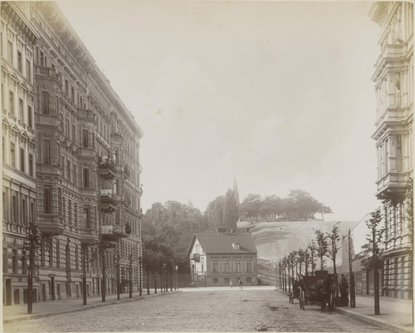 Blick aus der Großbeerenstraße auf den Kreuzberg und das Nationaldenkmal, 1887.<br><i>Staatliche Museen zu Berlin, Foto: Friedrich Albert Schwartz</i>
Blick aus der Großbeerenstraße auf den Kreuzberg