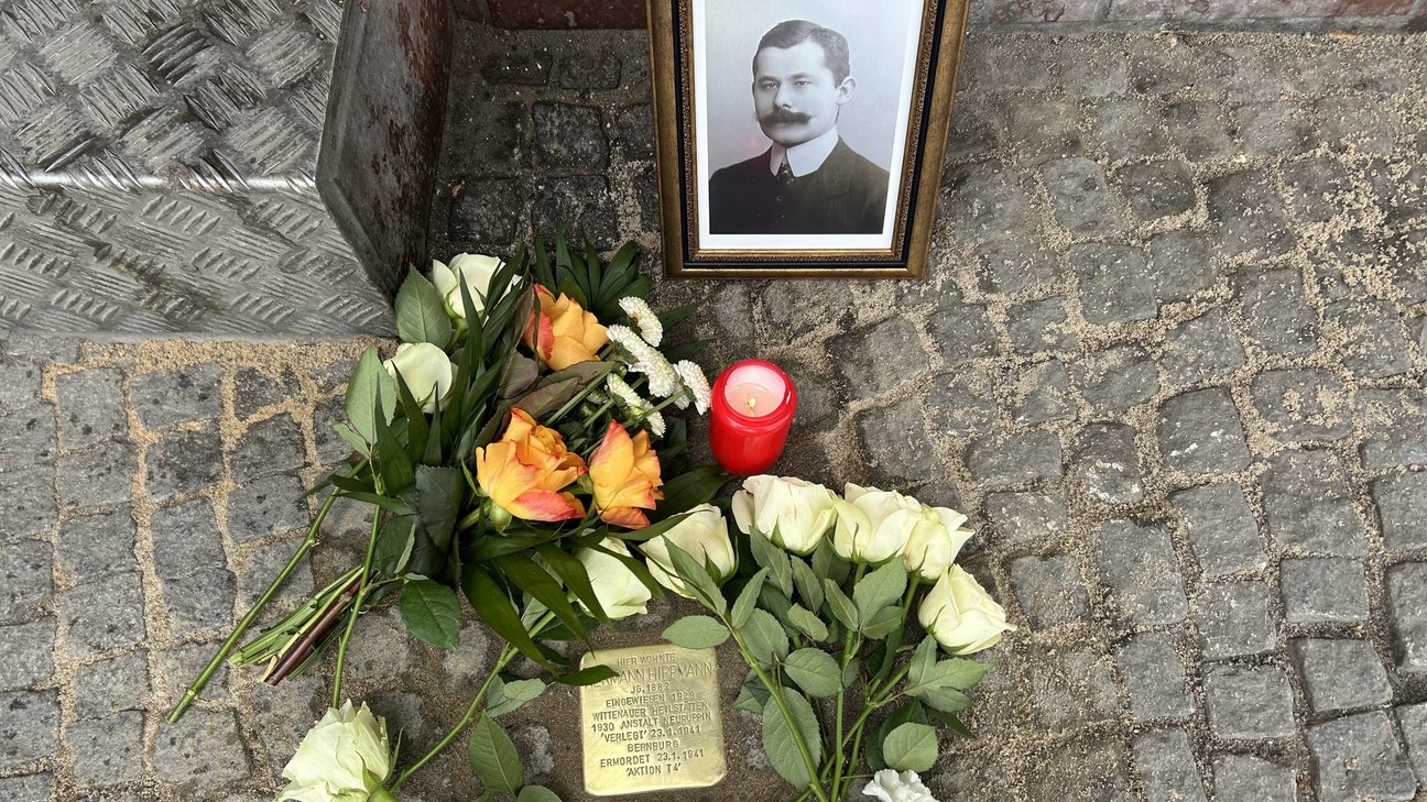 Foto einer Stolpersteinverlegung