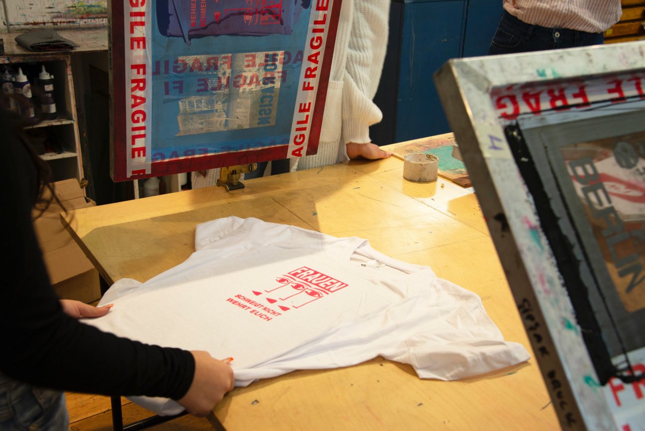 Siebdruckplatten und ein bedrucktes T-Shirt
