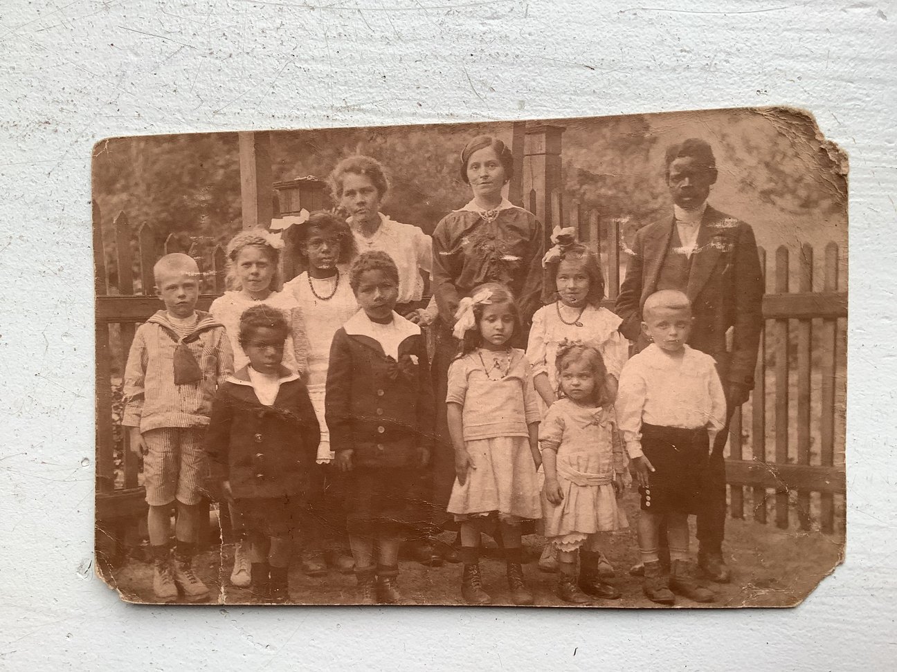 Ein altes Foto zeigt eine Familie mit vielen Kindern