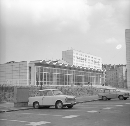 Foto der ersten Volksschwimmhalle Ost-Berlins in Friedrichshain