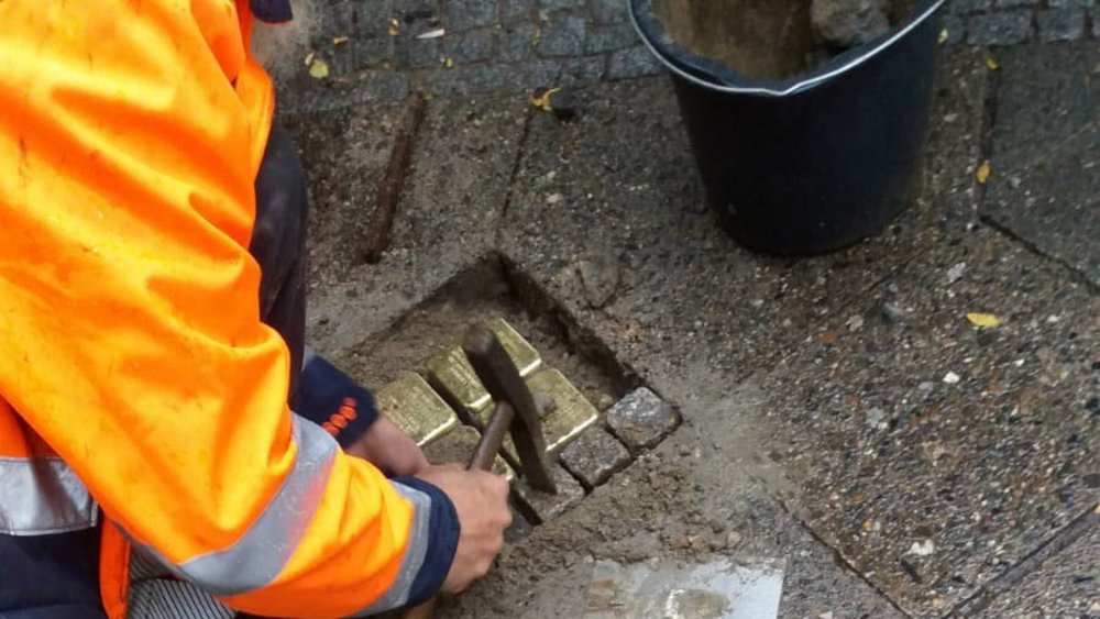 Verlegung der Stolpersteine für Benno, Erna, Ella und Eva Herschberg Verlegung der Stolpersteine für Benno, Erna, Ella und Eva Herschberg