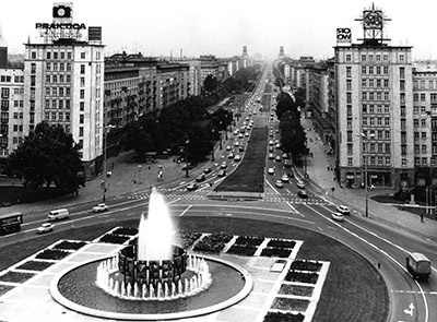 Brunnenanlage „Schwebender Ring“ auf dem Strausberger Platz in Friedrichshain, 1967 Foto: Jochen Haupt  FHXB Friedrichshain-Kreuzberg Museum