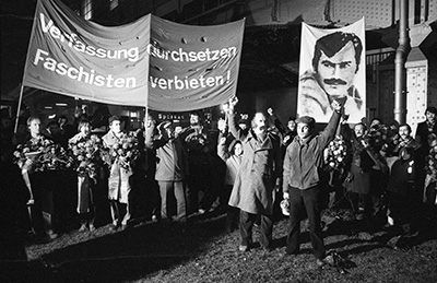 Gedenkdemonstration für den ermordeten Gewerkschafter Celalettin Kesim, 1982 Kottbusser Damm, Kreuzberg Foto: Jürgen Henschel Archiv FHXB Friedrichshain-Kreuzberg Museum