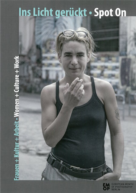 [Translate to Englisch:] Cover des Ausstellungskatalogs "Ins Licht gerückt. Frauen + Kultur + Arbeit"
